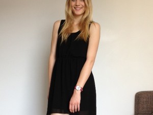 Mosolygós modell kis feketében