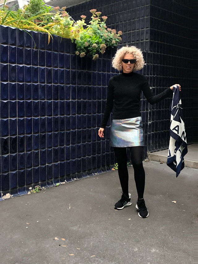 Kormos Zsófi megmutatja, milyen menő a a hologrammos szoknya és a sportcipő kombinációja!