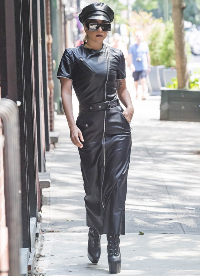 Lady Gaga SS-tisztnek öltözött az utcán