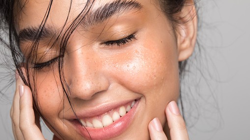 Pumpálj egy kis alapozót vízbe az üde, friss hatásért ami egész nap meg sem mozdul!