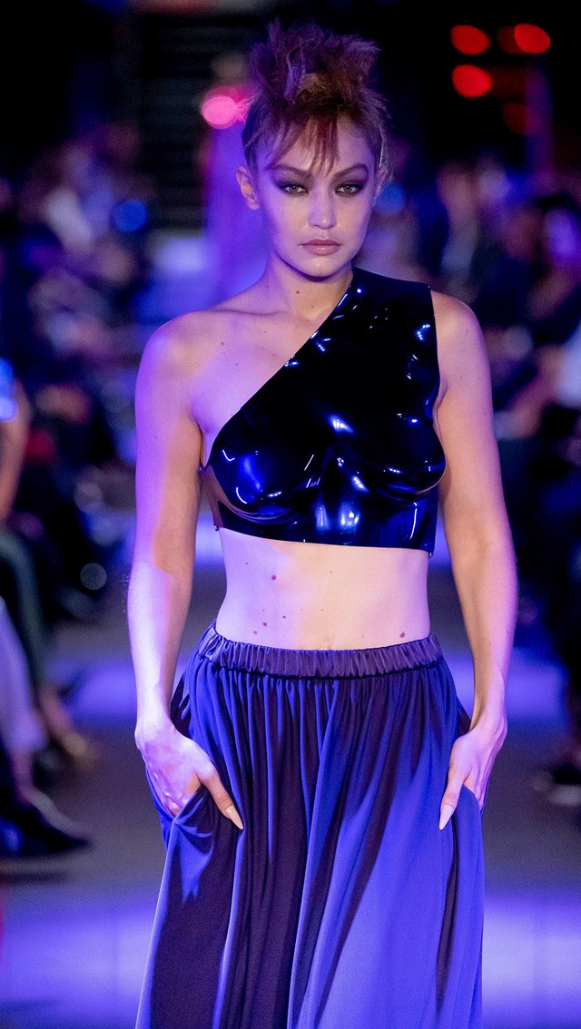 Tom Ford ismét visszahozta a divatba a plasztik mellet