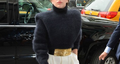 Szőrös garbóban Lady Gaga