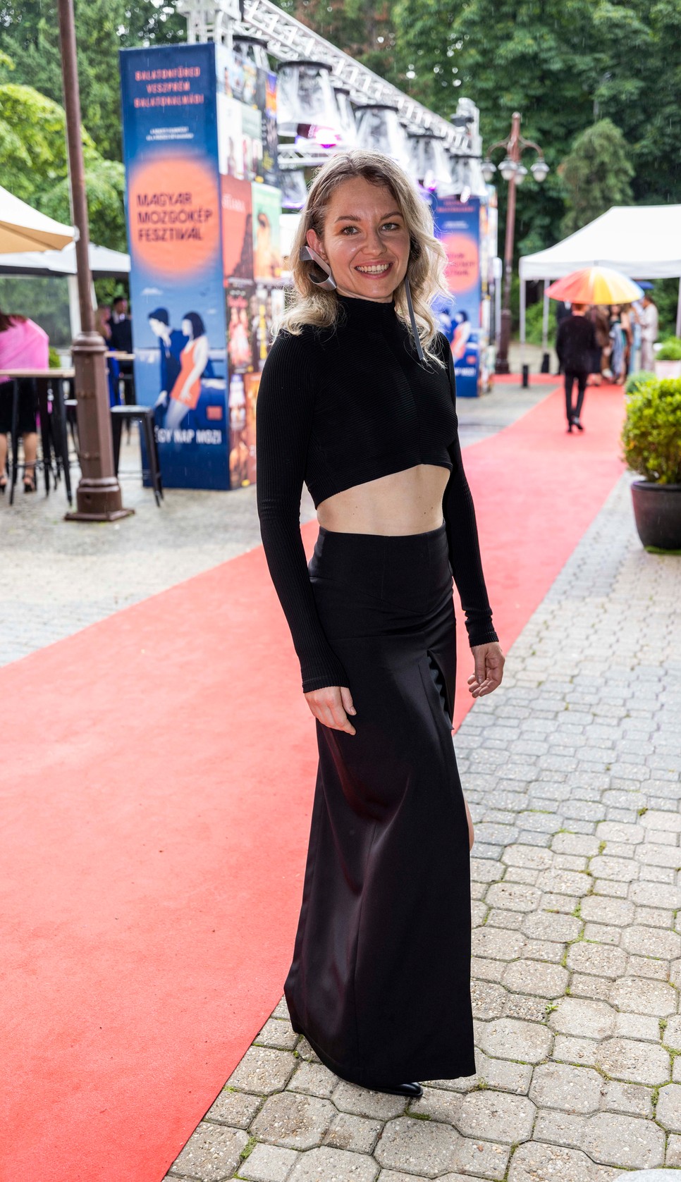 Kerékgyártó Yvonne fekete THEFOUR szettjéről és aszimmetrikus fülbevalóiról le sem tudtuk venni a szemünket