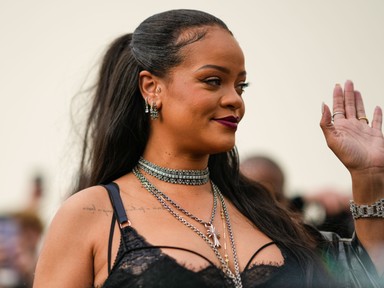 Rihanna áttetsző kombinéban mutatta meg kerek hasát a Dior bemutatóján