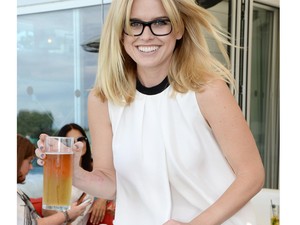 Alice Eve szemüvegben sörözik Károly herceggel