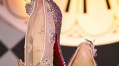 Íme a Louboutin Hamupipőke-cipellője