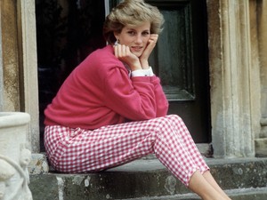 Kegyetlennek nevezte Diana hercegnő utolsó kenetét feladó pap A korona készítőit