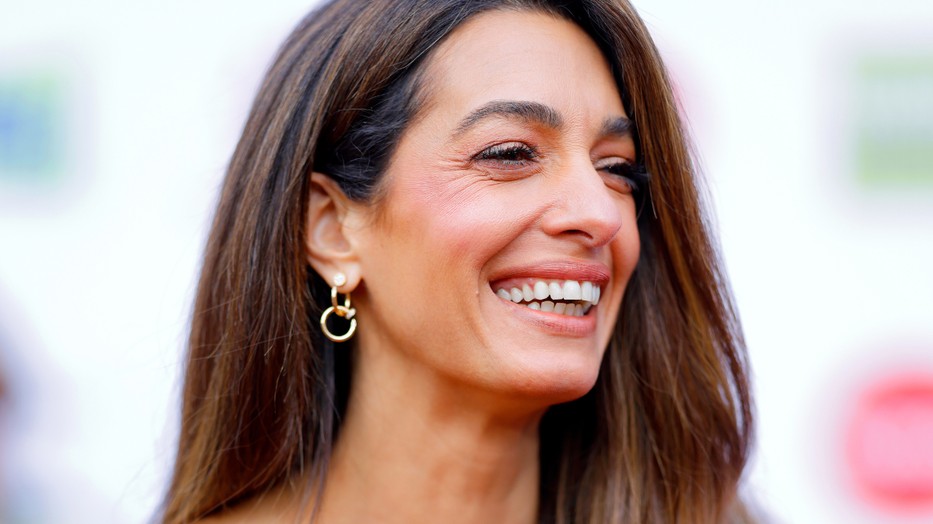 Amal Clooney lenyűgöző szettje a legjobb inspiráció a legnagyobb hőségre is