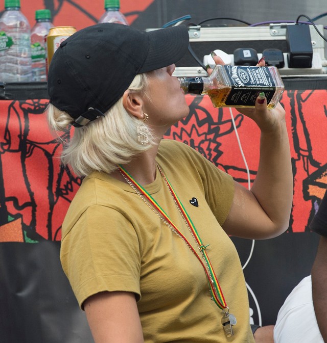 lily allen, szétcsúszott, alkohol, fesztivál, alkoholista, drog, részeg