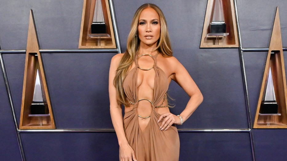 Jennifer Lopez egy lélegzetelállító pucérruhában lépett a vörös szőnyegre