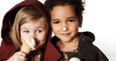 Burberrybe vagy Gucciba öltözzön a gyerek?