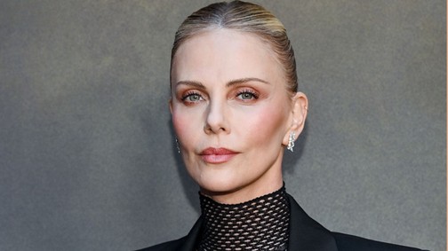 Charlize Theron egy percet sem öregszik, friss képein két évtizedet is letagadhatna