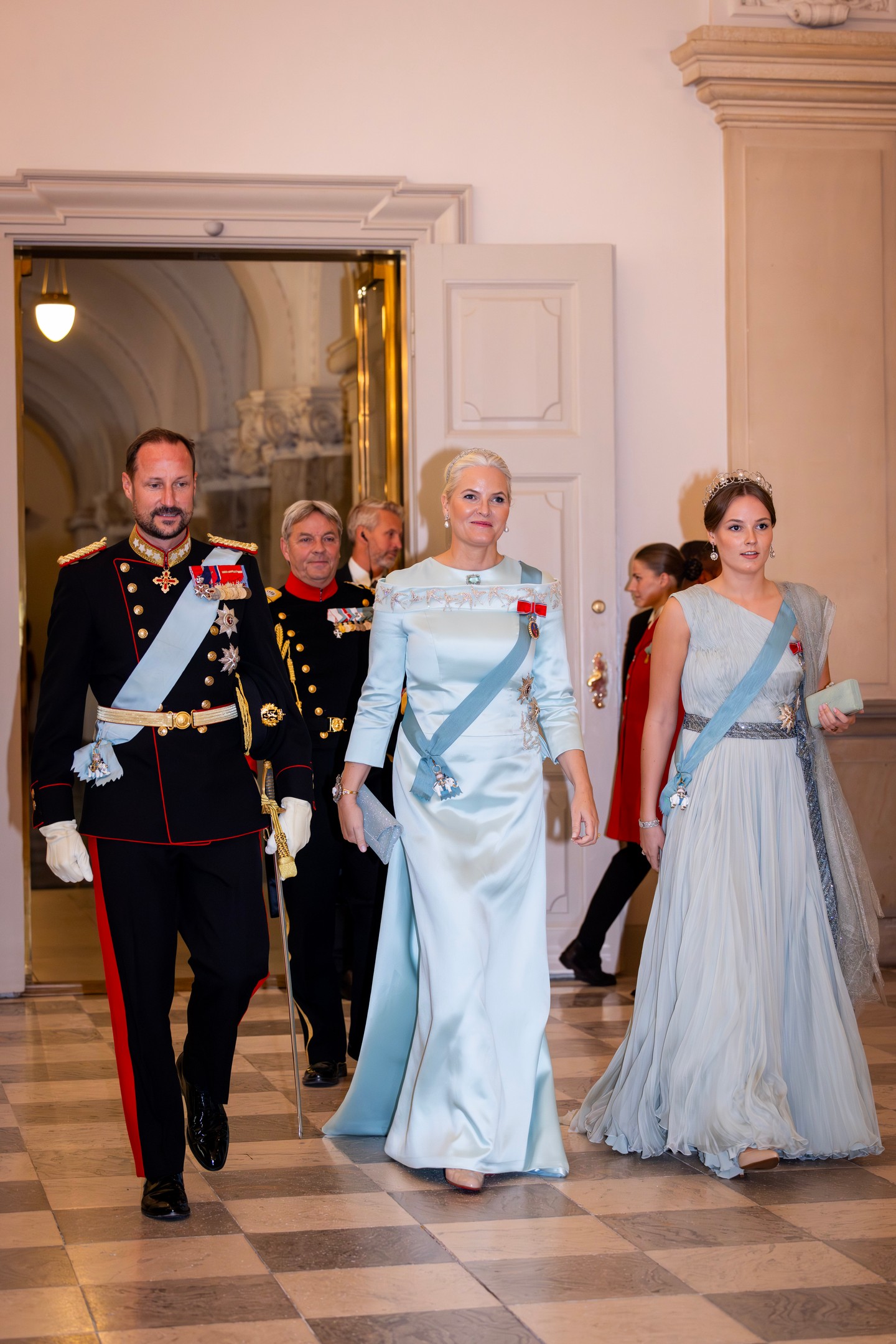 Haakon norvég koronaherceg, Mette-Marit norvég trónörökösné és lányuk, Ingrid Alexandra norvég hercegnő - a képről már csak a pár kisebbik fia, a 18 éves Sverre Magnus norvég herceg hiányzik