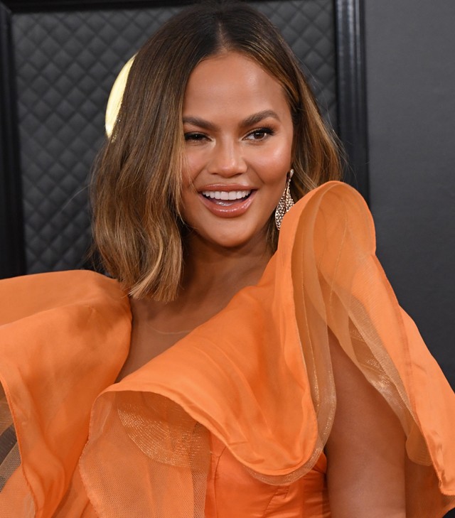 Chrissy Teigen a világ legszebb ruhájában villantott