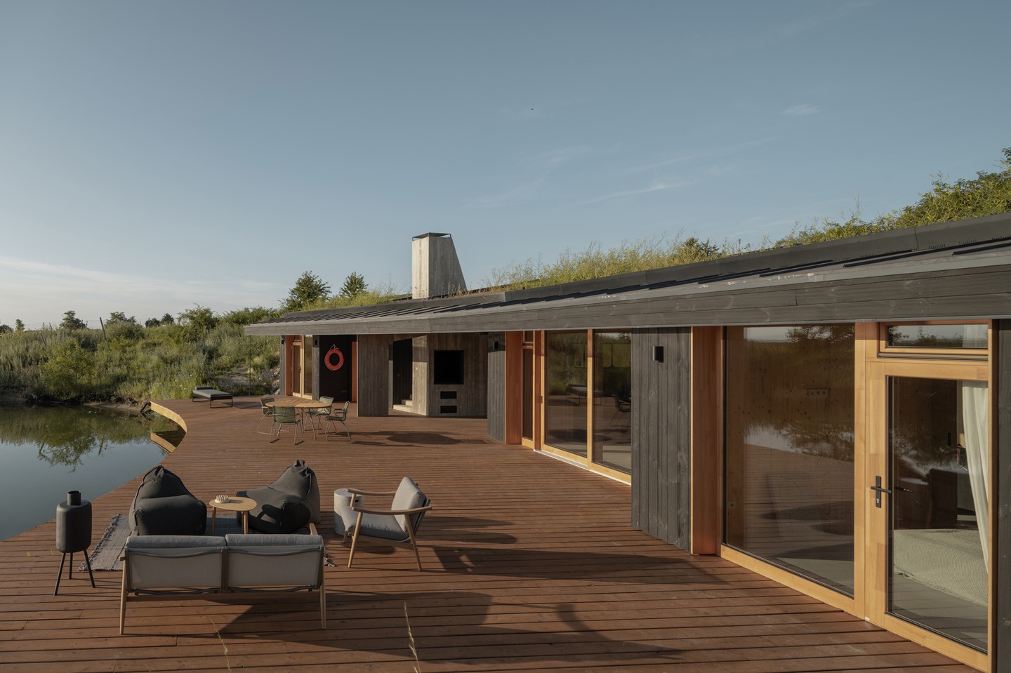 A Hello Wood magyar cég CTL tóparti háza