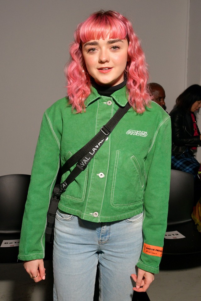 Maisie Williams rózsaszín haj