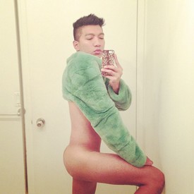 Bryanboy inkább meztelen, mintsem hogy lemondjon a szőrméről.