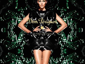 Iris van Herpen öltöztette fel a Dom Pérignont