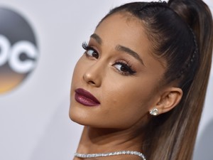 Ariana Grande felvette ezt az ikonikus ruhát a Hirtelen 30 filmből és nincsenek rá szavak!