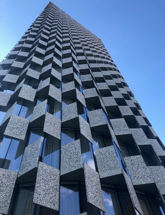 Toronyház Tiranában