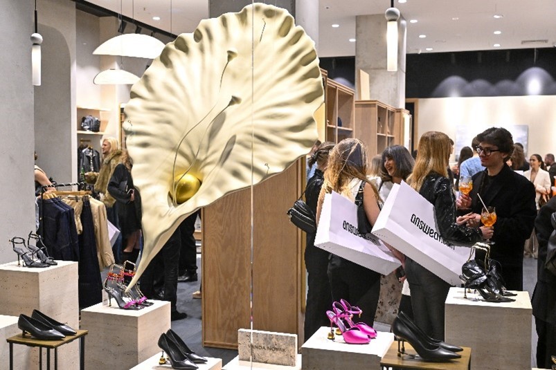 A bemutató vizuális világát Natan Berkowicz lengyel vizuális művész, videódesigner és digitális alkotó jegyzi. 