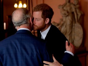 Tényleg békül Károly király és Harry herceg? Itt a válasz!