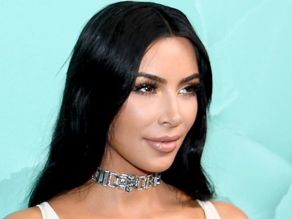 Kim Kardashian Westen úgy feszül a nadrág, hogy mindjárt szétreped a fenekén