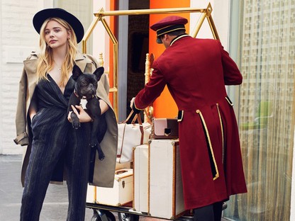 Hoppá! Chloe Moretz formás lábait mutogatja a divatmárka kampányában