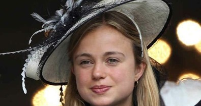 Botrány: Vilmos és Harry herceg unokatestvére pucér kebleit mutogatja a strandon