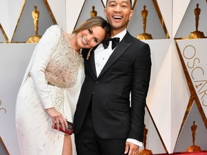˝Szexelnünk kellene˝- Chrissy Teigen megmutatja, hogy kell flörtölni
