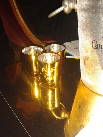 Még a mécsesek is AdR at H&M felirattal világítottak