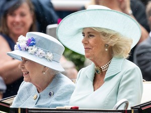 Kamilla királyné Erzsébet királynő nyomdokaiba lépett: így még sosem láthattuk őt