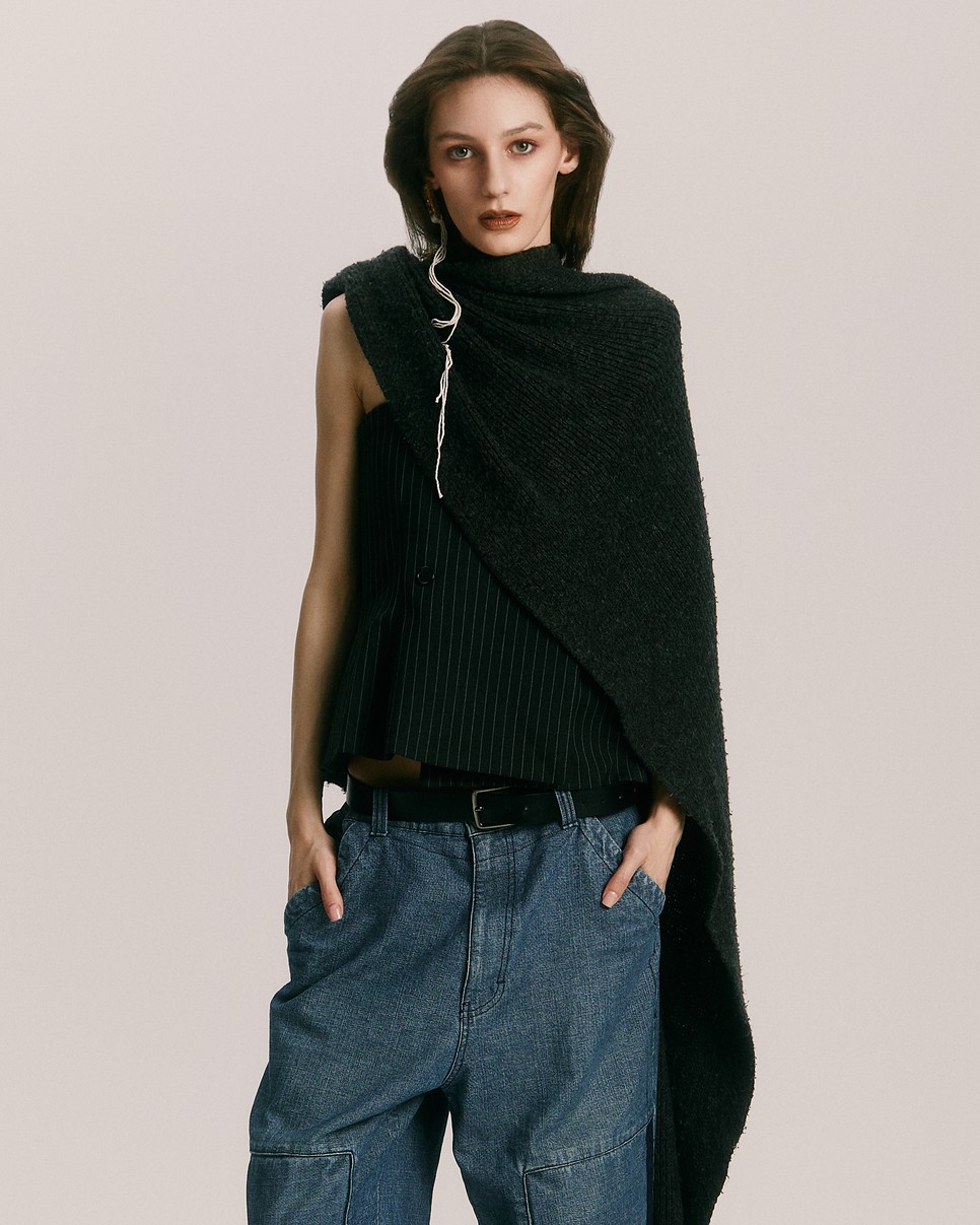 Top IOANA CIOLACU @ioanaciolacu, farmer DSQUARED2 @dsquared2, sál BRUNELLO CUCINELLI @brunellocucinelli_brand, fülbevaló OCTAVIA CHIRU @octaviachiru