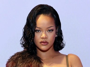 El sem hisszük, de újra divat: visszatért gyerekkorunk szandálja, megőrülnek érte a sztárok