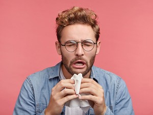 Micsoda?! Ennek a férfinak garatszakadása lett egy tüsszentés miatt