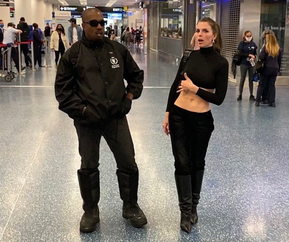  Kanye West és Julia Fox Miami repülőterén