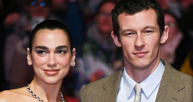 Megérkeztek az első hivatalos fotók Dua Lipa és Callum Turner esküvőjéről, csak úgy sugárzik a boldogság az ifjú párból