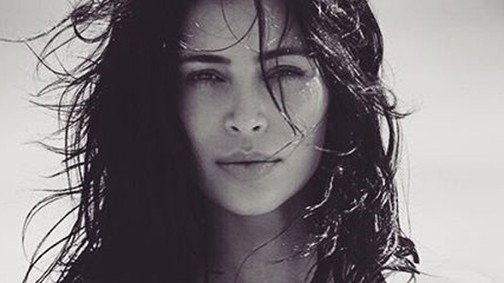 Kim Kardashian a szülés után máris fürdőruhás képen domborít