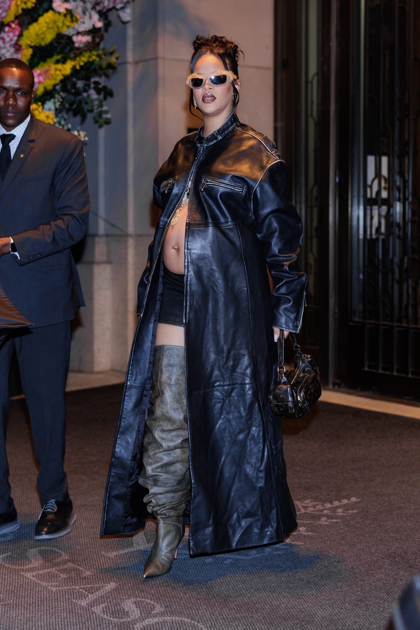 Rihanna szexi bőrszerkója a Mátrixot idézi New Yorkban