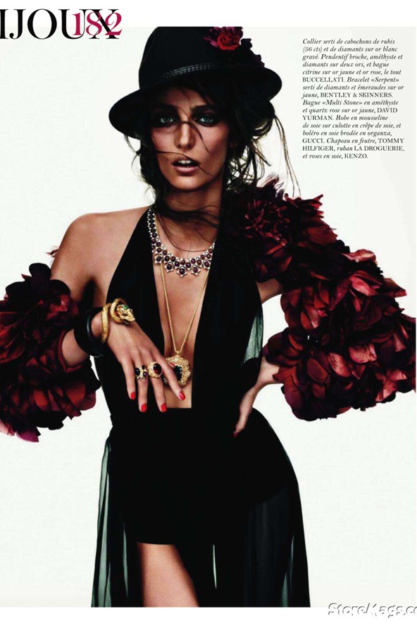 A francia Vogue-ban Olins kamerája előtt mutatkozott be.