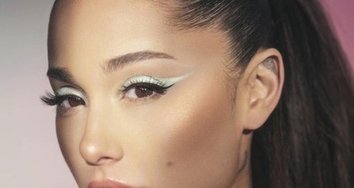 Ariana Grande egy melltartós felsőt párosított a jellegzetes hajviseletével a bátyja esküvőjén