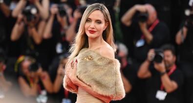 Mintha az Oscar-gálán lennénk: Angelina Jolie és Jenna Ortega meseszép ruhakölteményekben ragyogtak a Velencei Filmfesztivál első napjain
