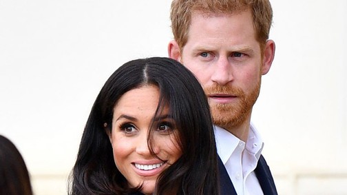 Mint egy mesében: a várandós Meghan és Harry herceg a tengerparton mókáznak