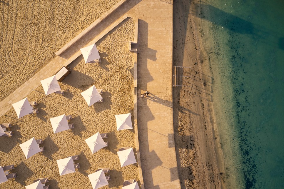 Kempinski Adriatic hotel tengerpartja madártávlatból megmutatja: ez maga a paradicsom! Ott a helyetek!