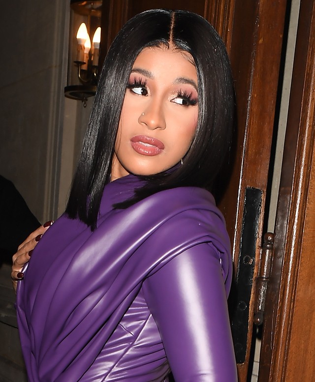 Cardi B még sosem viselt ilyen ízléstelen ruhát: ez a lila bőrcucc szörnyű