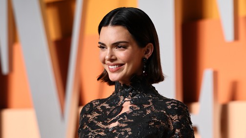 Kendall Jenner egy szál bikinialsóban pózol, pikáns fotói lángra lobbantották az internetet