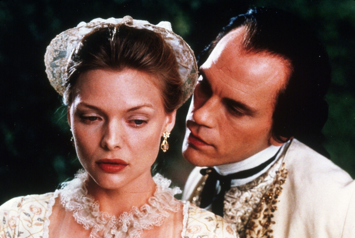 Veszedelmes viszonyok (1988): Ez az a szerep, amellyel John Malkovich végleg beírta magát a filmtörténet legnagyobb szívtiprói közé. Stephen Frears kultikus, kosztümös drámájában, a Veszedelmes viszonyokban Valmont márkit alakította, aki gátlástalan, mégis ellenállhatatlan sármjával hálózta be a Michelle Pfeiffer által játszott, erényes Madame de Tourvelt. A két színész közötti izzó, feszültséggel teli kémia és Malkovich manipulatív játéka a mai napig a korszak egyik legérzékibb filmes pillanatává tette ezt a jelenetet.