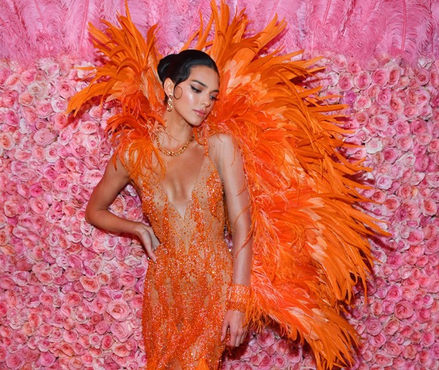 Kendall Jenner Versace ruhában a Met gálán