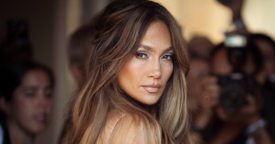 Jennifer Lopez meztelenruhája a merészség és az elegancia tökéletes találkozása
