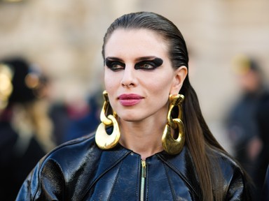 Julia Fox egy életnagyságú női testet használt táskának